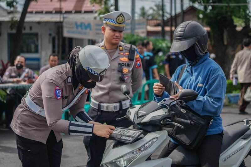 TargetNews.ID/Foto/Pelaksanaan Operasi Cipta Kondisi Zebra Semeru 2025 oleh Polres Jember Polda Jatim di hari ke - 12 kali ini petugas fokus pada himbauan dan penindakan pelanggaran kasat mata yang berpotensi menyebabkan kecelakaan.
