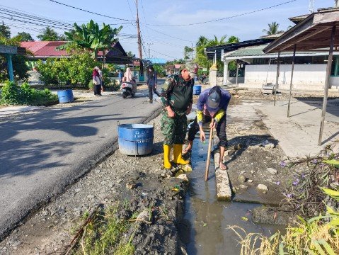 Koramil 1002-05/Pandawan Gelar Gotong Royong Bersihkan Drainase di Banua Supanggal