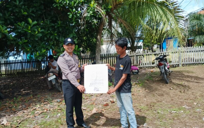 Personil Polsek Maliku melakukan Door to Door System, Menyampaikan Maklumat Kapolda Kalteng