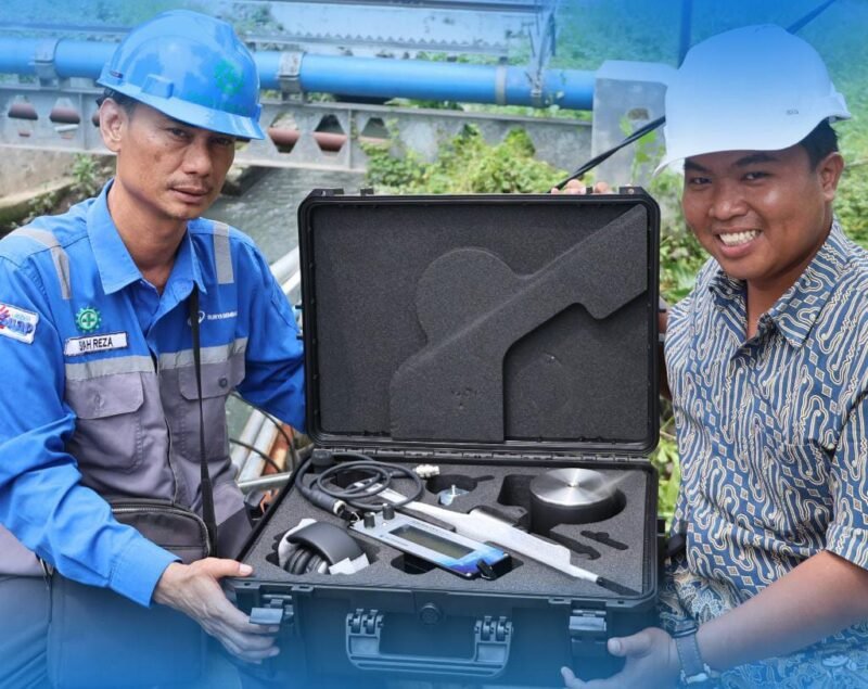TargetNewd.ID/Foto/Tim Sistem Distribusi Timur Perumdam Surya Sembada dipimpin oleh Shah Reza, selaku SPV Sistem Distribusi Timur, melakukan uji coba alat deteksi kebocoran pipa berteknologi tinggi asal Jerman.