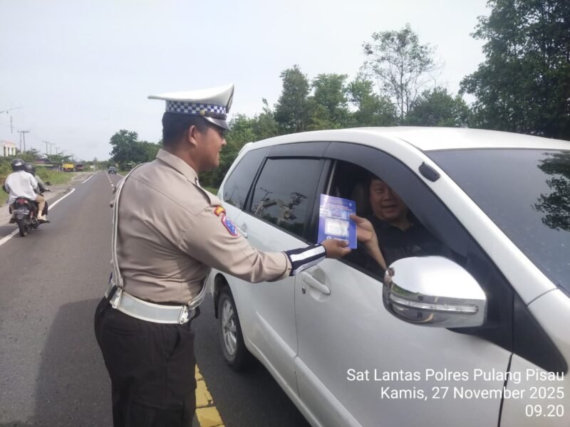 Polres Pulang Pisau Gelar Pembagian Brosur Kamseltibcarlantas kepada Masyarakat