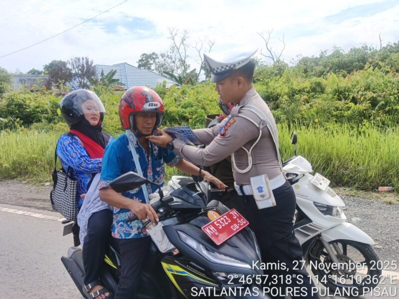 Pastikan Bunyi Klik Saat Memakai Helm, Himbauan Yang Diberikan Personel Satlantas Polres Pulang Pisau