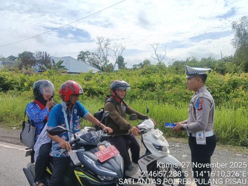 Sat Lantas Polres Pulang Pisau Laksanakan Patroli dan Pengaturan Lalin Serta Himbauan Kamseltibcarlantas Kepada Pengendara