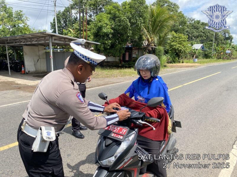 Sat Lantas Polres Pulang Pisau Laksanakan Operasi Zebra Telabang 2025 , Tempel Stiker Himbauan