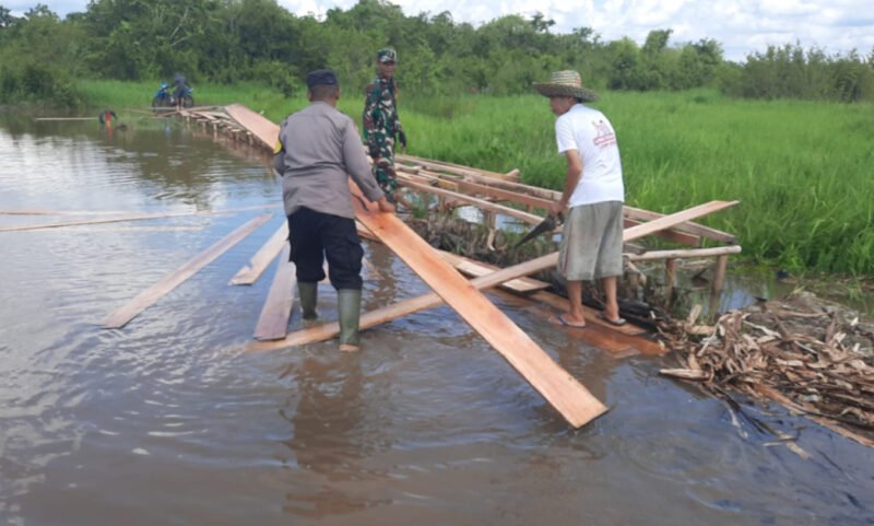 Gotong Royong di Tumbang Nusa, Bhabinkamtibmas Bantu Warga Buat Jembatan Darurat di Simpang Jalan Sagara