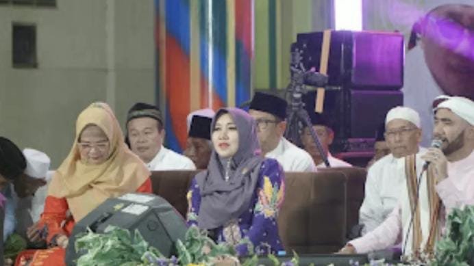 TargetNews.ID/Foto/Kehadiran Anggota DPD RI Komite III, Senator cantik Hj. Dr. Lia Istifhama, menjadi perhatian hangat dalam Peringatan Maulid Nabi Muhammad SAW dan Haul Ke-15 Keluarga Besar Ponpes Bumi Aswaja Wonokerto, Kecamatan Dukun, Rabu malam (26/11/2025). Ribuan jamaah tampak antusias menyambut kedatangan Ning Lia setibanya di area pesantren.