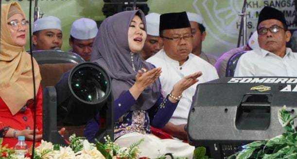 TargetNews.ID/Foto/Rintik hujan yang tak kunjung berhenti mengubah wajah sejumlah wilayah di Aceh, Sumatera Utara, dan Sumatera Barat menjadi lautan air dan lumpur. Ribuan warga kini bermalam di tenda-tenda pengungsian, memeluk anak-anak mereka erat-erat demi mengusir dingin malam dan kecemasan yang tak henti-henti. Dalam kepedihan itu, doa menjadi satu-satunya kekuatan yang mereka genggam.
