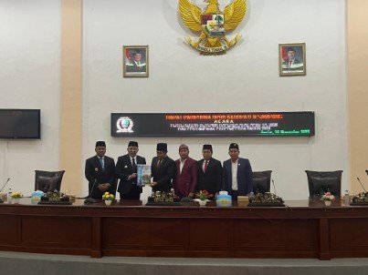 TargetNews.ID/Foto/Rapat Paripurna DPRD Kabupaten Sampang yang digelar pada Jumat, 28 November 2025 di Ruang Graha Paripurna DPRD berlangsung khidmat. Sidang yang dimulai pukul 13.00 WIB tersebut mengusung agenda utama Persetujuan Bersama Raperda APBD Tahun Anggaran 2026 serta Penyampaian Propemperda Tahun 2026.