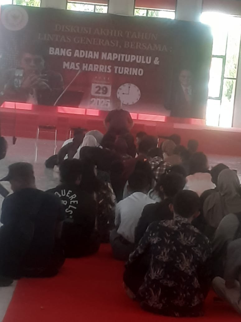 TargetNews.id/Foto/Kunjungan Pengurus DPP PDl-P Andriyan Napitupulu yang pada hari Sabtu(29/11/2025) Di Gedung Aspirasi Dan Rumah Haris Turino Kabupaten Tegal, Dalam edukasi Diskusi Literasi Lintas Generasi Bersama Haris Turino, ST. SH. Si., M.M –Anggota Komisi XI DPR RI.