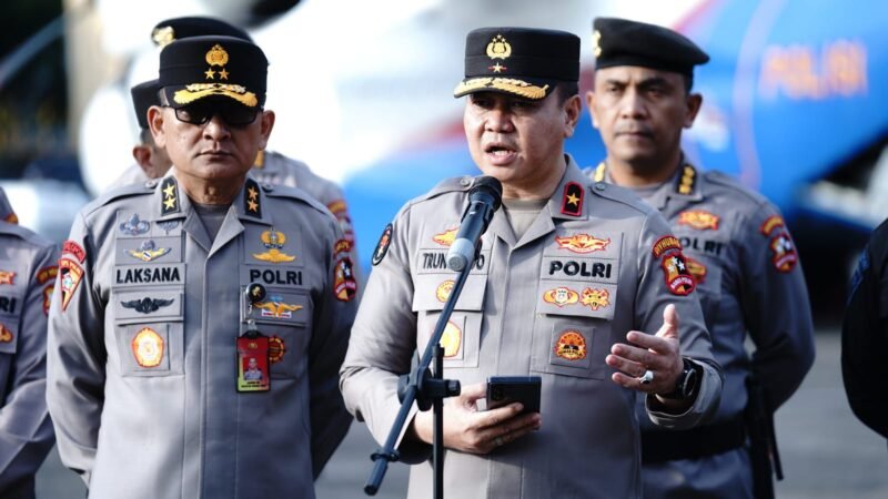 TargetNews.ID/Foto/Polri melalui Posko Penerimaan Bantuan Bencana resmi membuka layanan untuk masyarakat yang ingin menyalurkan bantuan kepada para korban bencana di berbagai wilayah Indonesia. Posko yang berlokasi di Kantor Korsabhara Baharkam Polri, Jl. Komjen Pol. M. Jasin, Kelapa Dua, Cimanggis, Depok, ini setiap hari menerima berbagai jenis bantuan yang sangat dibutuhkan para penyintas.