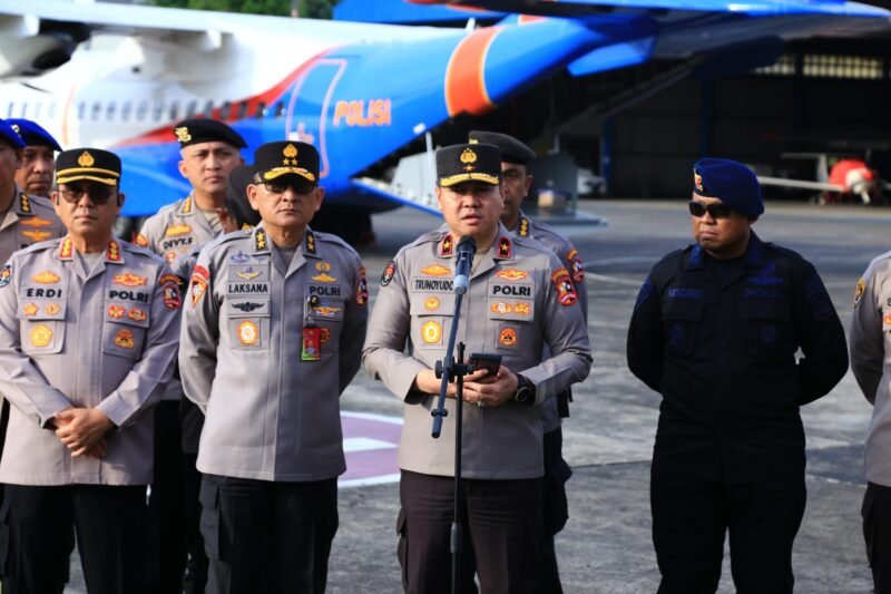 TargetNews.ID/Foto/Polri memberangkatkan dua pesawat CN dan Fokker dari Mako Polisi Udara Pondok Cabe, membawa berbagai jenis bantuan logistik dan peralatan penyelamatan untuk masyarakat terdampak bencana di Aceh, Sumatera Utara, dan Sumatera Barat.