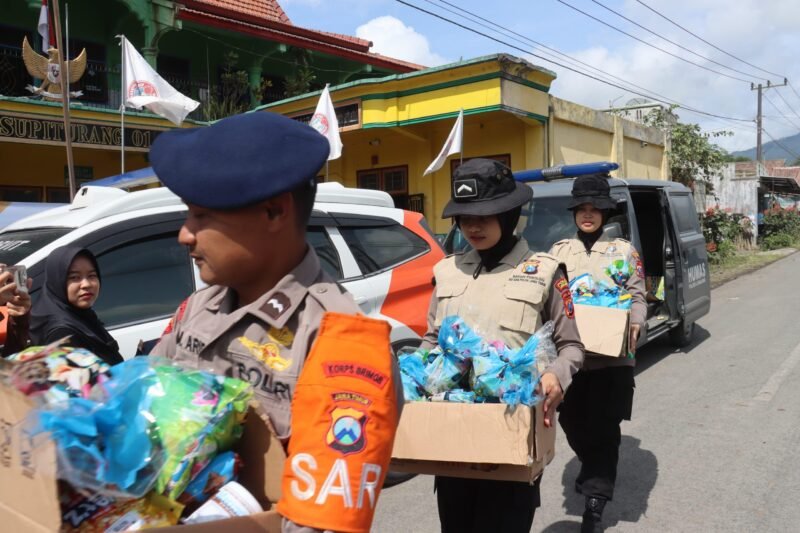 TargetNews.ID/Foto/Suasana ceria terlihat di SDN Supiturang 01, Dusun Sumbersari, Desa Supiturang, Kecamatan Pronojiwo, pada Sabtu (29/11/2025) pagi.