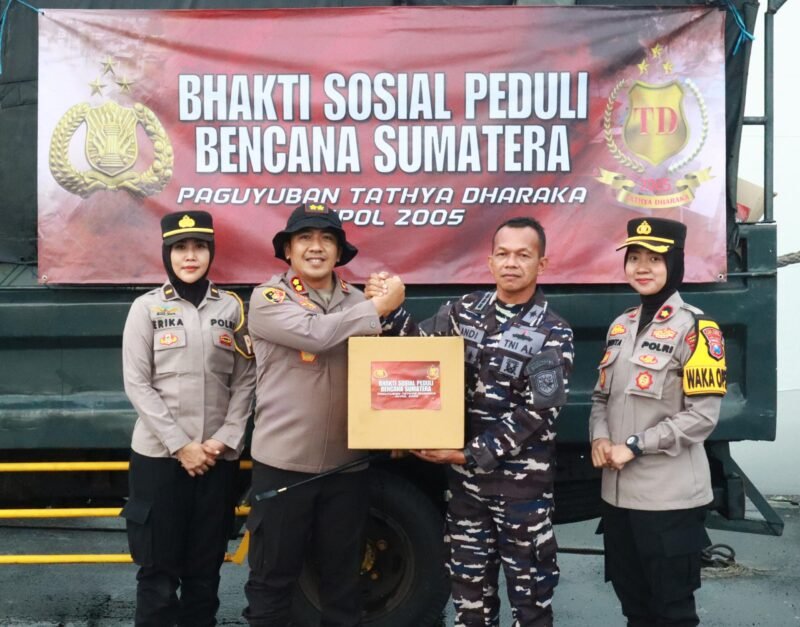TargetNews.ID/Foto/Sebagai wujud nyata empati dan solidaritas terhadap korban bencana alam yang melanda wilayah Sumatera, Paguyuban Alumni Akademi Kepolisian (Akpol) Angkatan 2005 Tathya Dharaka menggelar aksi bakti sosial dengan mengirimkan bantuan logistik secara masif.
