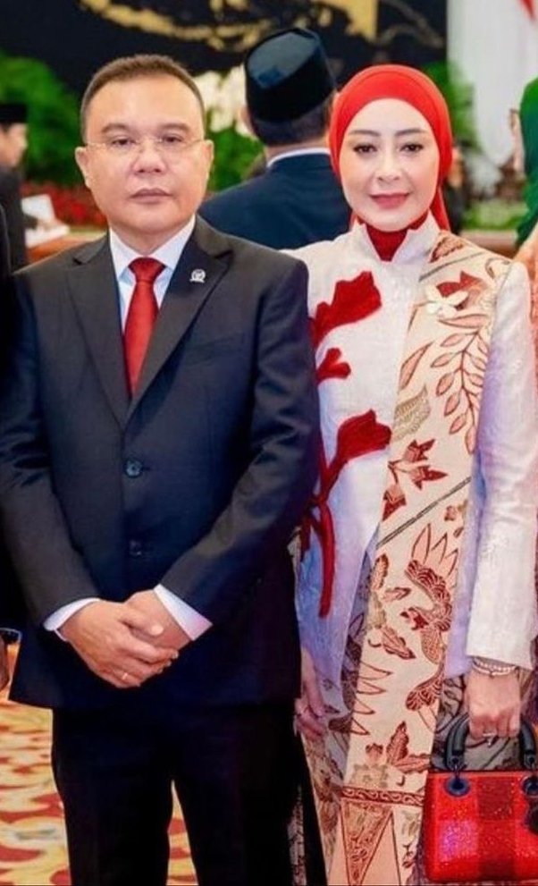 TargetNews.ID/Foto/Sufmi Dasco Ahmad diketahui menikah dengan wanita cantik yang bernama Raden Euis Handayani. Keduanya dikaruniai satu orang anak perempuan berparas cantik yang bernama, Dinda Ghania Althafunnisa