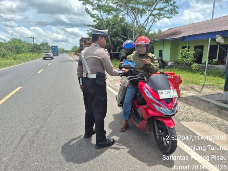 Bukan Surat Tilang, Satlantas Polres Pulang Pisau Bagikan Brosur Kamseltibcarlantas ke Pengendara