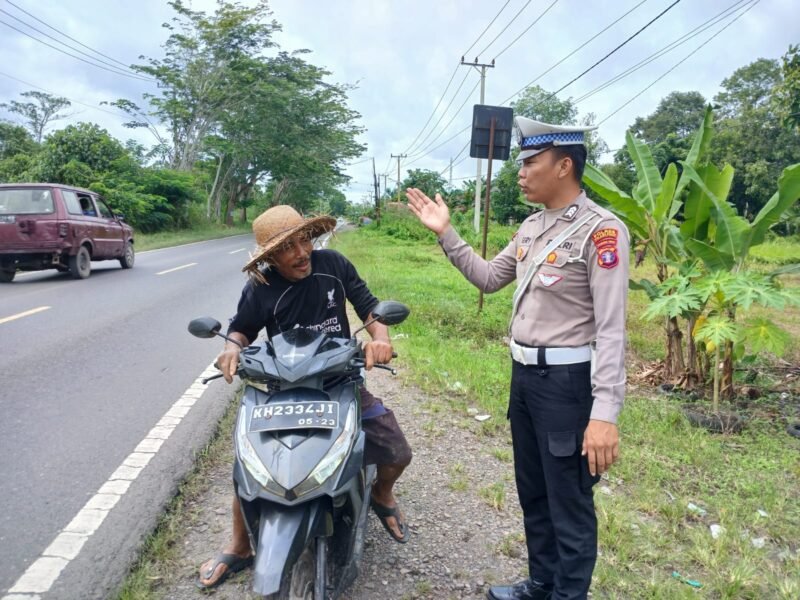 Polisi Beri Teguran Humanis Pengendara Motor Tanpa Helm
