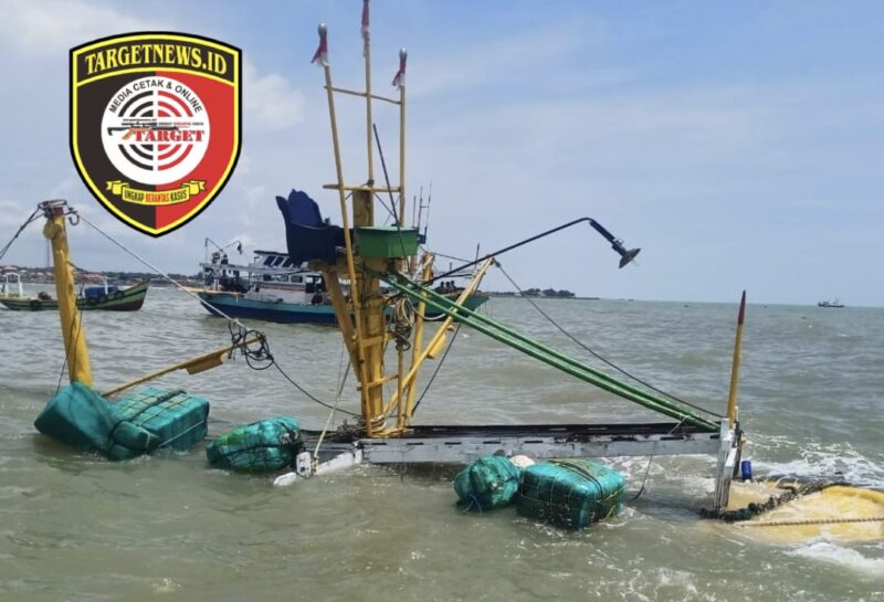 TargetNews.ID/Foto/Kapal jenis slerek sepanjang 10 meter itu tenggelam sekitar pukul 04.30 WIB, sesaat setelah ombak besar menghantam badan kapal. Beruntung, tidak ada korban jiwa dalam peristiwa ini. Namun, proses evakuasi hingga Sabtu siang masih terkendala cuaca laut yang tidak bersahabat