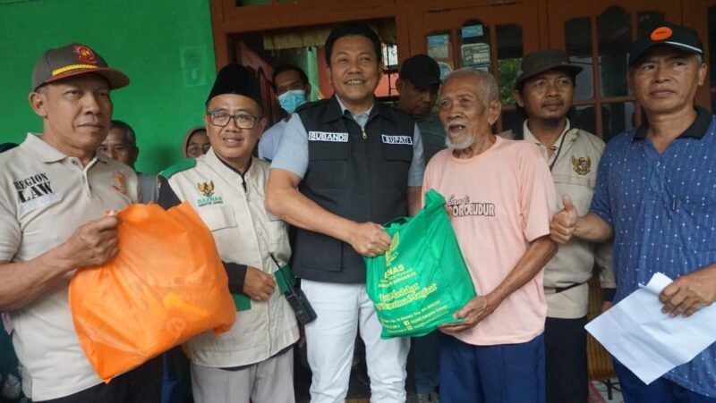 TargetNews.id/Foto/Minggu 30 nop 2025 Pemerintah Kabupaten Sidoarjo terus memperkuat kolaborasi dengan berbagai pemangku kepentingan dalam meningkatkan kesejahteraan masyarakat. Sebagai bentuk komitmen tersebut, Bupati Sidoarjo H. Subandi hadir langsung di tengah warga yang membutuhkan bantuan melalui kegiatan sidak Rumah Tidak Layak Huni (RTLH), Minggu (30/11/2025).