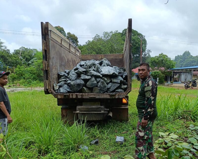 Material Pembangunan Tiba, Babinsa Koramil 1009-03/Bati-Bati Dampingi dan Bantu Pemasangan Pondasi Koperasi Desa Merah Putih