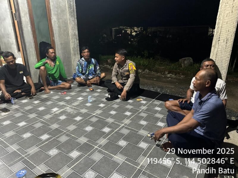 BHABINKAMTIBMAS POLSEK PANDIH BATU POLRES PULANG PISAU LAKUKAN PENGECEKAN POS KAMLING DI WILKUM POLSEK PANDIH BATU