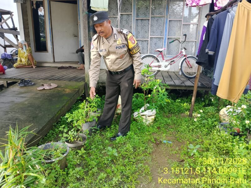 Bhabinkamtibmas Desa Dandang Sambangi Masyarakat Desa Binaan sekaligus Sisipkan Pesan Kamtibmas terkait pemanpaatan perkarangan Untuk Menanam Tanaman Pangan Bergizi