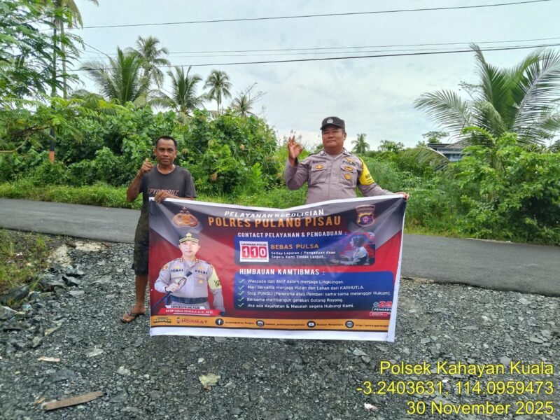 Personel Polsek Kahayan Kuala mensosialisasikan layanan aduan Calcenter 110 guna meminimalisir angka kejahatan dan juga memudahkan masyarakat dalam penyampaian pengaduan
