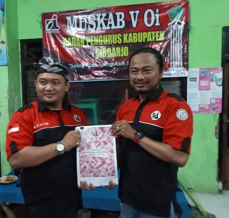 TargetNews.ID/OngkOrganisasi Orang Indonesia (Oi) kabupaten Sidoarjo kembali bangkit dengan Aklamasi Pemilihan Ketua dan Pengurus Oi kabupaten Sidoarjo, pada hari Jumat (14/11/2025) malam, di desa Cangkring Kec. Sidoarjo, Kab. Sidoarjo (Foto) TargetNews.ID/Ongk
