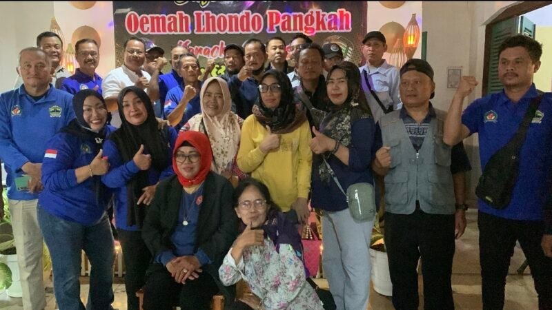 TargetNews.id/FauziTak kurang dari 50 pengurus dan anggota Forum jateng bersatu berkumpul secara lengkap memenuhi undangan pertemuan bulanan di Cafe Londo Pangkah Tegal, foto/TargetNews.ID/Fauzi