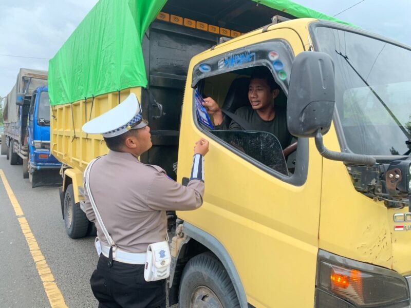 Sat Lantas Polres Pulang Pisau Bagikan Brosur Kamseltibcarlantas, kepada Pengendara