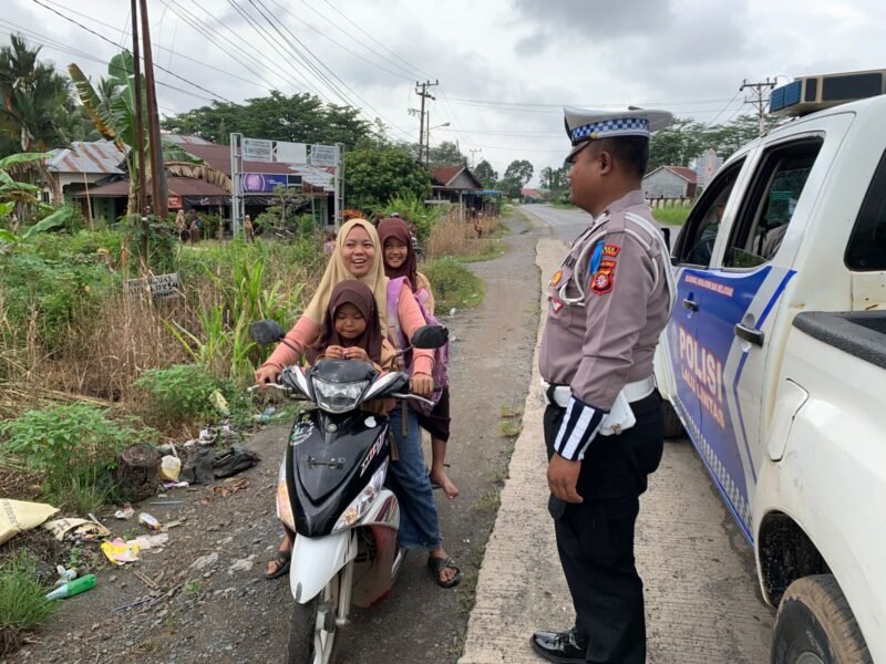 Satlantas Polres Pulang Pisau Beri Teguran Humanis Pengendara Tanpa Helm untuk Keselamatan Bersama