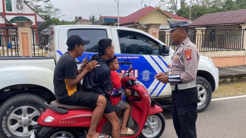 Satlantas Polres Pulang Pisau Beri Teguran Humanis Pengendara Tanpa Helm untuk Keselamatan Bersama