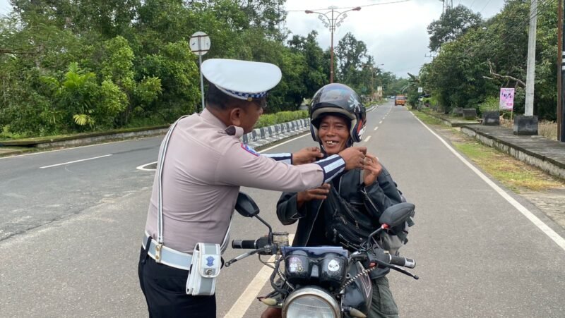 Pastikan Bunyi Klik Saat Memakai Helm, Himbauan Yang Diberikan Personel Satlantas Polres Pulang Pisau