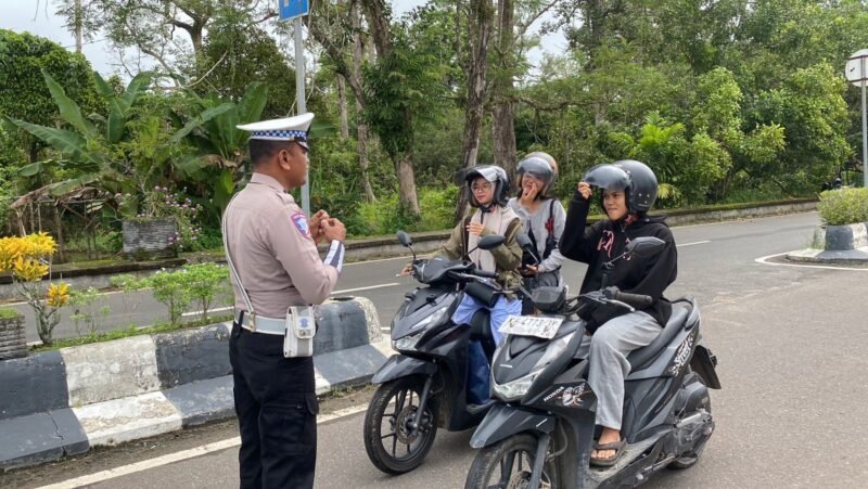Sat Lantas Polres Pulang Pisau Laksanakan Patroli dan Pengaturan Lalin Serta Himbauan Kamseltibcarlantas Kepada Pengendara