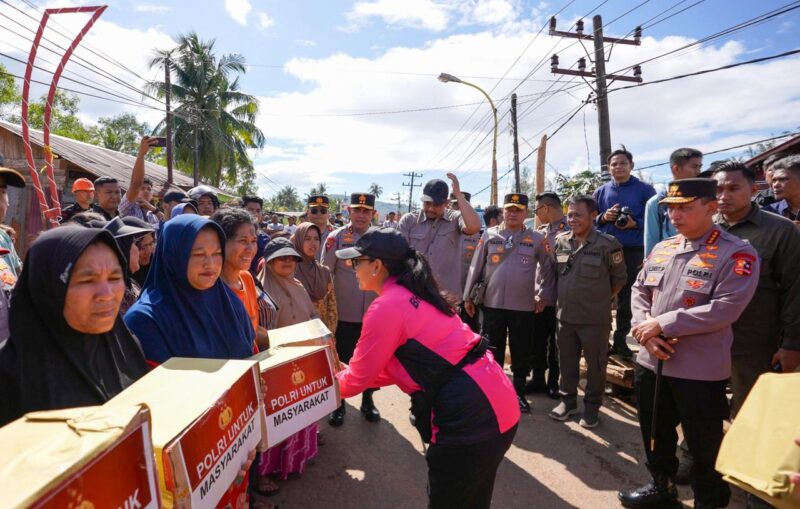 Ketum Bhayangkari Beri Bantuan hingga Hibur Anak-anak Korban Bencana di Tapanuli Tengah (TargetNews.ID Istimewah)
