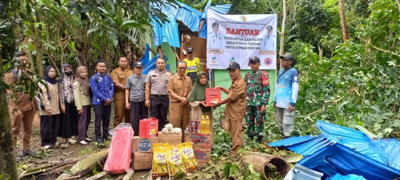 Rumah Roboh Tertimpa Pohon, Babinsa LAU Hadir Berikan Pendampingan dan Dukungan