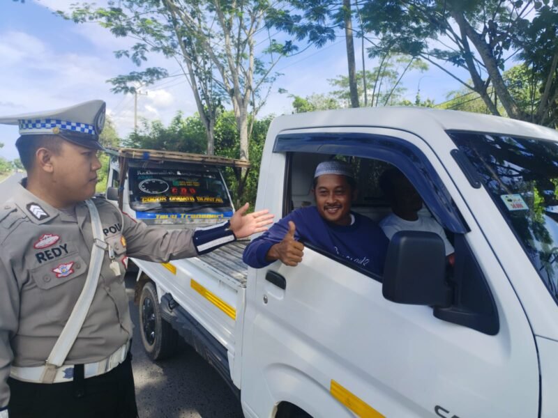 Satlantas Pulang Pisau Berikan Teguran Simpatik Kepada Pengemudi R4