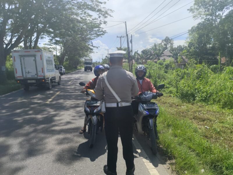 Sat Lantas Polres Pulang Pisau Laksanakan Patroli dan Pengaturan Lalin Serta Himbauan Kamseltibcarlantas Kepada Pengendara