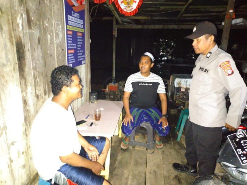 Sambangi Warga Dengan Humanis, personel Polsek Sebangau Kuala Sampaikan Pesan Kamtibmas kepada Warganya