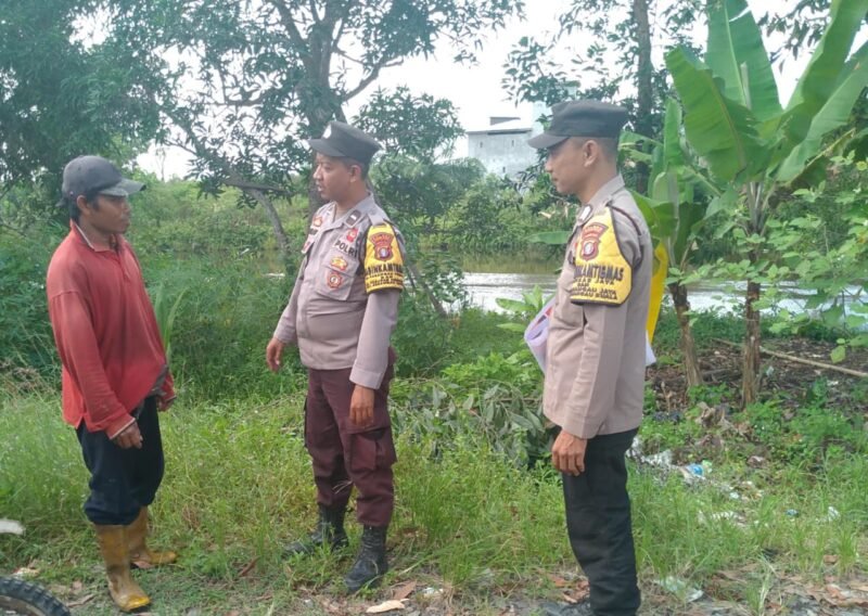 Personil Bhabinkamtibmas Polsek Sebangau Kuala aktif sambangi masyarakat di Desa Sebangau Permai dan memberikan himbauan dan pesan kamtibmas.