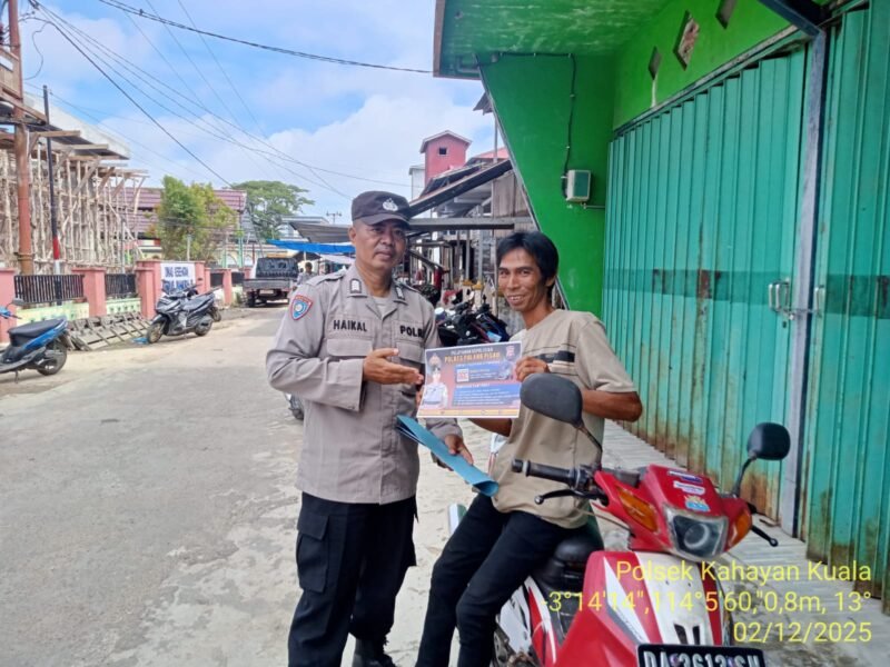 Personel Polsek Kahayan Kuala mensosialisasikan layanan aduan Calcenter 110 guna meminimalisir angka kejahatan dan juga memudahkan masyarakat dalam penyampaian pengaduan.