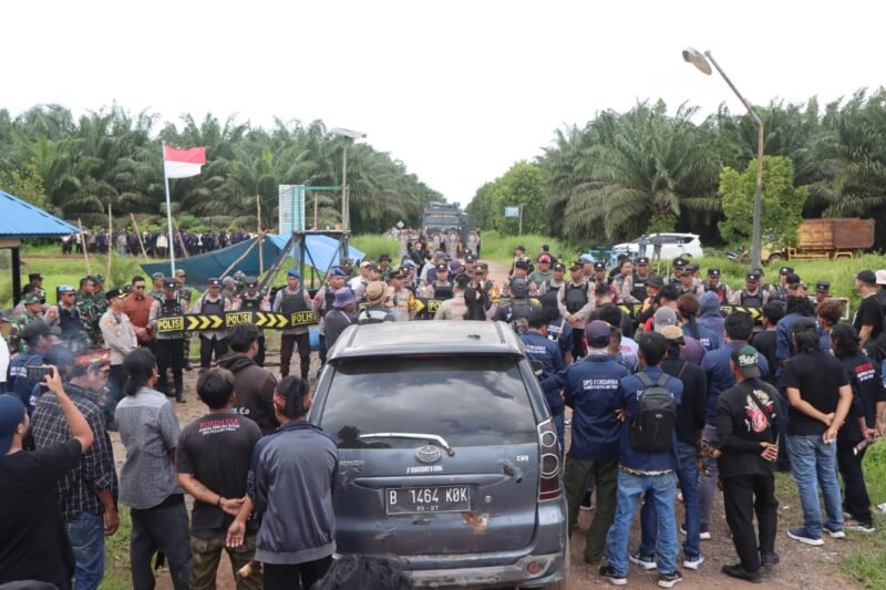 Ratusan Personel Polres Pulpis Kawal Aksi Damai Fordayak di PT MKM, Kapolres: Suara Masyarakat Harus Didengar