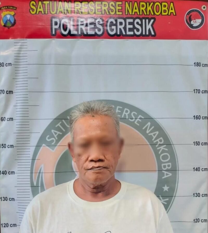 TargetNews.ID/Foto/Pelaku Edarkan Narkoba Jenis Sabu di Pinggir Jalan, Pria Lintas Kabupaten Diamankan Satresnarkoba Polres Gresik