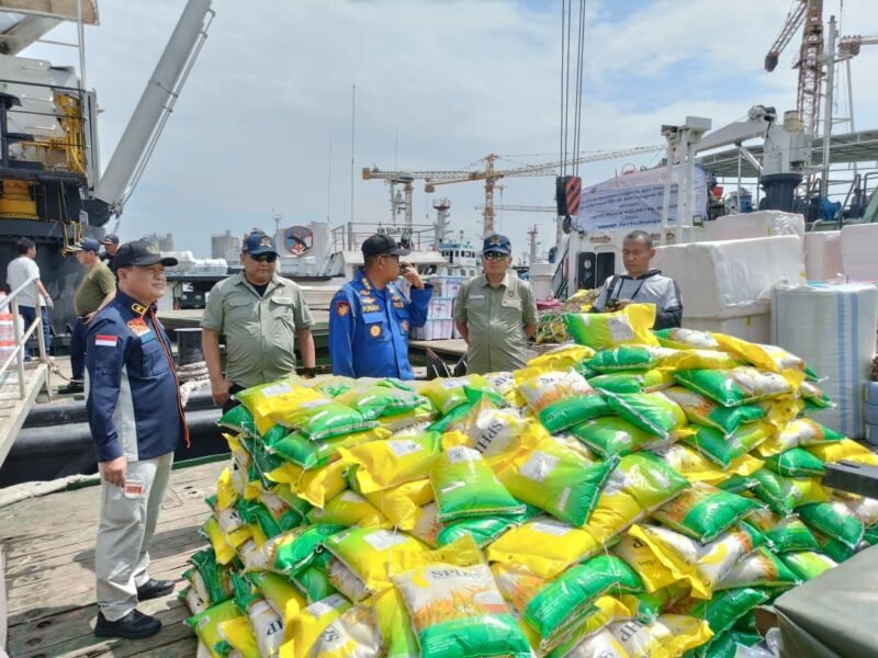 Batalyon Dhira Brata Akpol 1990 Salurkan Bantuan Besar untuk Korban Banjir Bandang dan Longsor (TargetNews.ID Istimewah)