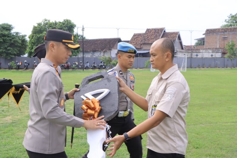 TargetNews.ID/Foto/Istimewah/Kapolres Madiun AKBP Kemas Indra Natanegara secara resmi melaunching dua inovasi pelayanan publik unggulan Polres Madiun, Polda Jatim pada Senin (1/12).