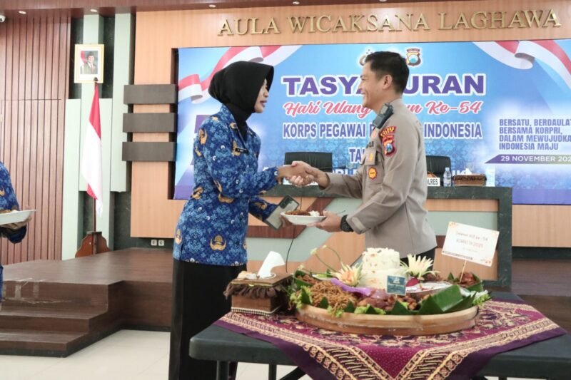 TargetNews.ID/Foto/HUT KORPRI ke-54, Kapolres Gresik Ajak ASN Jaga Keikhlasan dan Solidaritas Kebangsaan