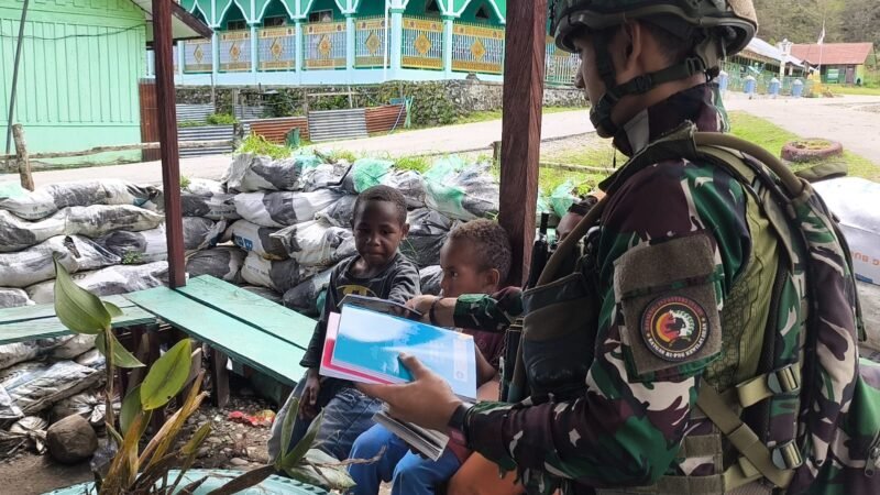 TargetNews.ID/Foto/Satgas Yonif 521/DY Hadirkan Perpustakaan Untuk Kecerdasan Anak Bangsa dan Tumbuhkan Minat Belajar Di Distrik Walesi