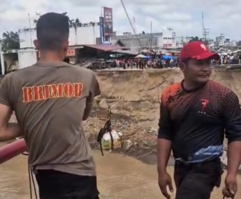TargetNews.ID/Foto/Brimob Aceh Pasang Tali Sling pada Jembatan Putus dan Geser Speed Boat untuk Mendukung Mobilitas Warga di Bireuen