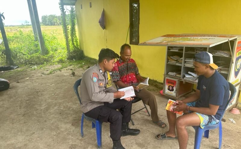 Dalam Rangka meningkatkan minat dan menanamkan budaya baca Satbinmas Polres Pulang Pisau melaksanakan perpustakaan keliling (Bajaka) Ke Pedesaan wilayah Kabupaten Pulang Pisau, Selasa (02/12/2025) pagi