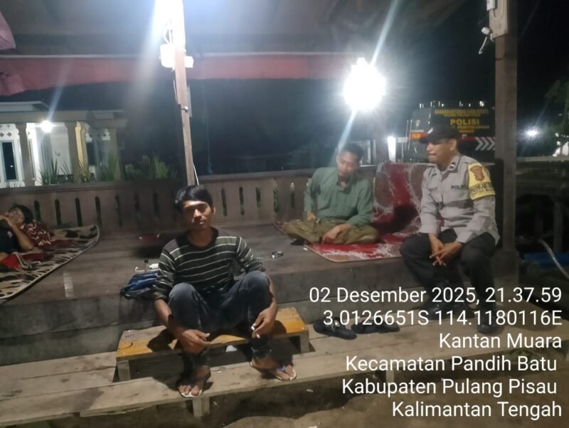 BHABINKAMTIBMAS POLSEK PANDIH BATU POLRES PULANG PISAU LAKUKAN PENGECEKAN POS KAMLING DI WILKUM POLSEK PANDIH BATU