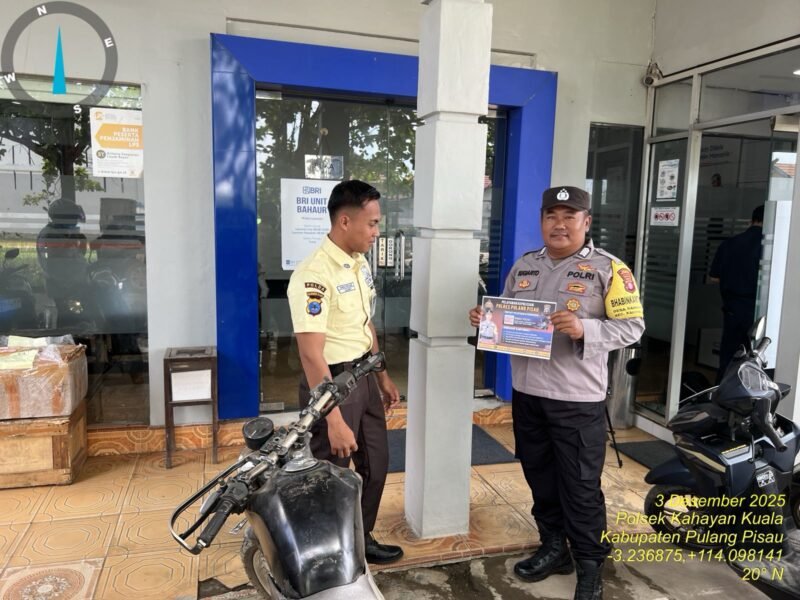 Personel Polsek Kahayan Kuala mensosialisasikan layanan aduan Calcenter 110 guna meminimalisir angka kejahatan dan juga memudahkan masyarakat dalam penyampaian pengaduan
